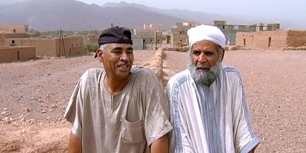 Chibanis assis au Maroc