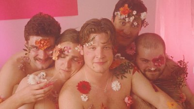 Les Spang Sisters tout en fleurs pour le clip de BOYS