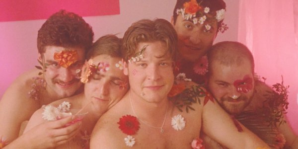 Les Spang Sisters tout en fleurs pour le clip de BOYS