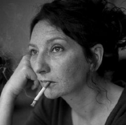 corinne masiero avec sa cigarette - je les aime tous