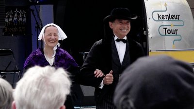 Couple de danseur en costume traditionnel au kenleur tour