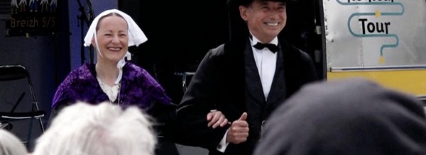 Couple de danseur en costume traditionnel au kenleur tour