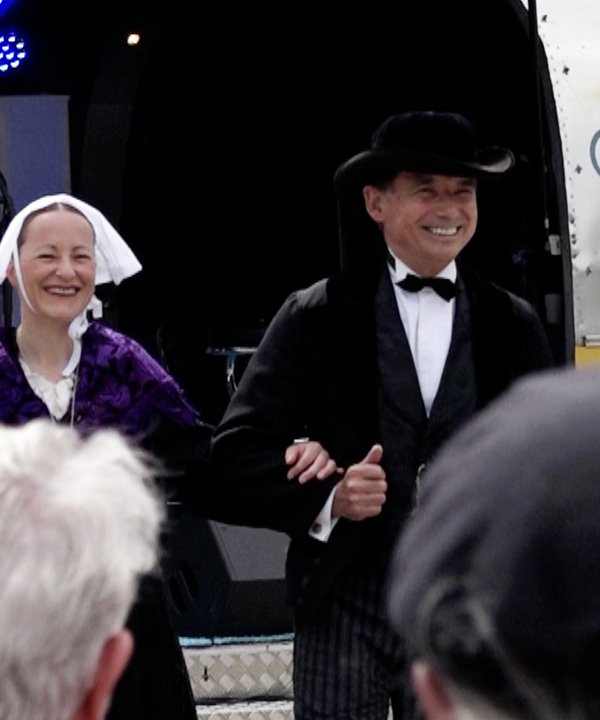 Couple de danseur en costume traditionnel au kenleur tour