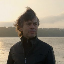 Denez Prigent cheveux au vent et coucher de soleil