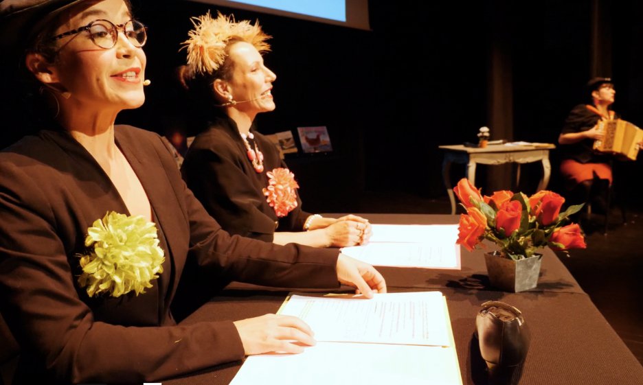 deux comédiennes attablées - Prix Facile à lire