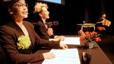 deux comédiennes attablées - Prix Facile à lire