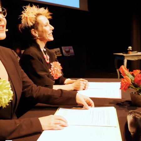 deux comédiennes attablées - Prix Facile à lire