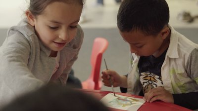 deux enfants qui peignent - La mosquee de mon voisin
