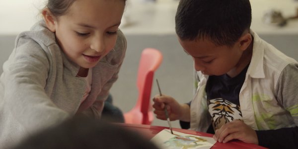 deux enfants qui peignent - La mosquee de mon voisin