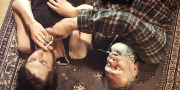 deux hommes fument sur un tapis - le petit tailleur