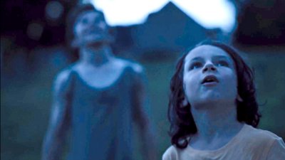 deux petits garcons regardent le ciel - nous n irons plus la haut