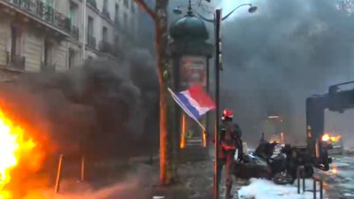 gilets jaunes, drapeau tricolore et flammes