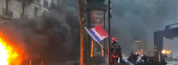 gilets jaunes, drapeau tricolore et flammes