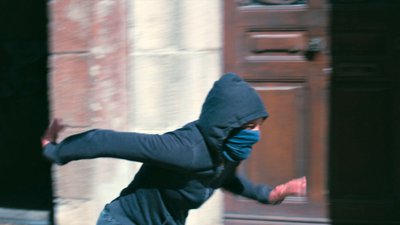 elle court masquée