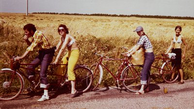 En bicyclettes jeunes campagne