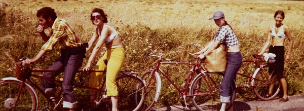 En bicyclettes jeunes campagne