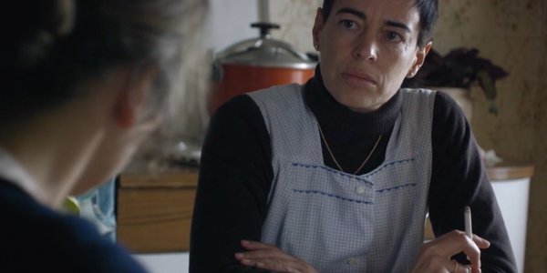 en blouse elle fume Anna Jaouen