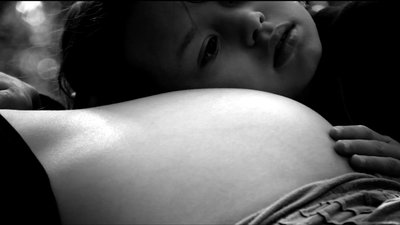 enfant sur le ventre de sa mère - anamnesis