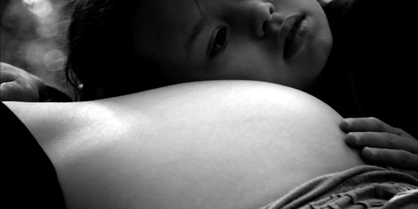 enfant sur le ventre de sa mère - anamnesis