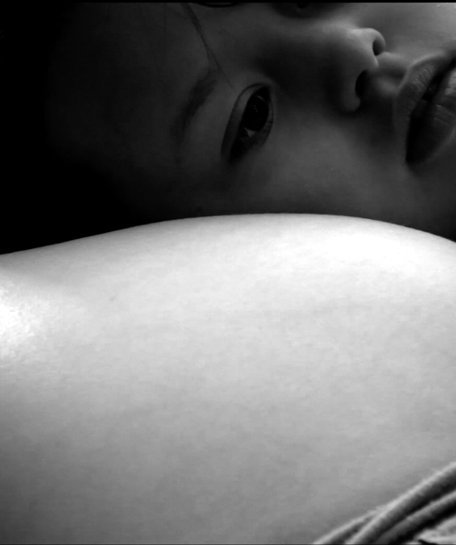 enfant sur le ventre de sa mère - anamnesis