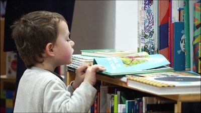 enfant curieux à la librairie - mois du livre LLB