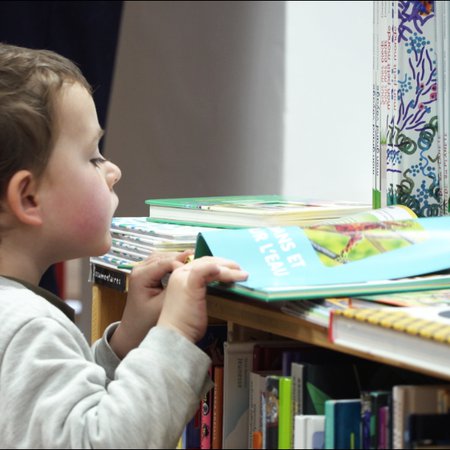 enfant curieux à la librairie - mois du livre LLB