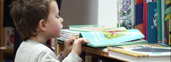 enfant curieux à la librairie - mois du livre LLB