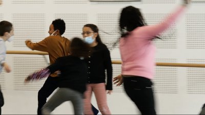 Groupe d'enfants en mouvement flous - EDA Hermine
