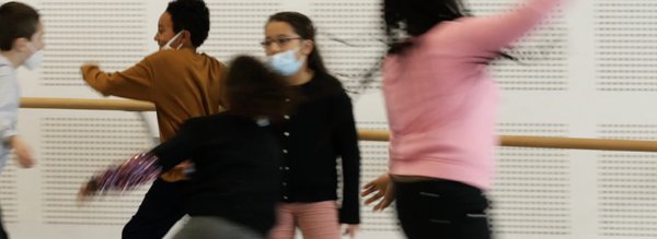 Groupe d'enfants en mouvement flous - EDA Hermine