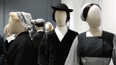 ensemble de mannequins costumés gris et noir - musée breton - cover