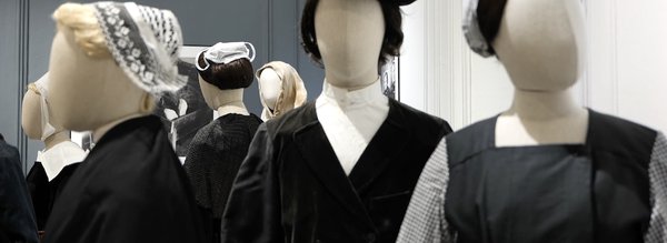ensemble de mannequins costumés gris et noir - musée breton - cover