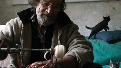 éplucher pommes avec les chats La maison Mali Arun