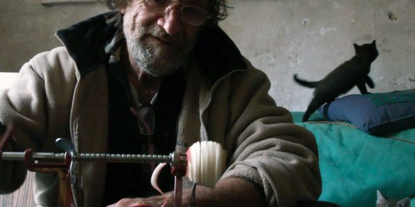 éplucher pommes avec les chats La maison Mali Arun