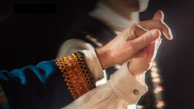 mains costumées se tiennent - et en plus ils dansent