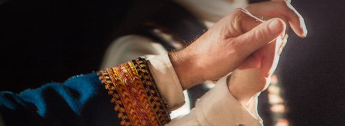 mains costumées se tiennent - et en plus ils dansent