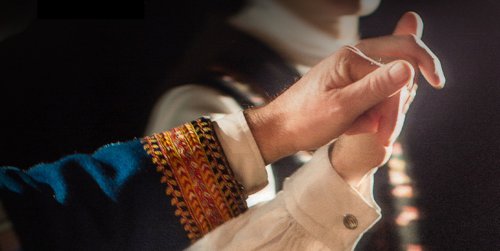 mains costumées se tiennent - et en plus ils dansent