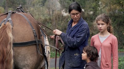 famille attelle le cheval terre milieu