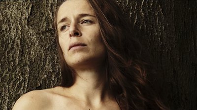 Femme contre un arbre - Dalva