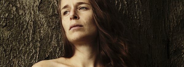 Femme contre un arbre - Dalva