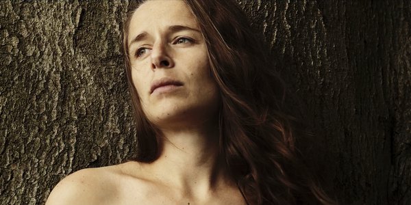 Femme contre un arbre - Dalva