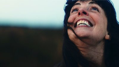 femme au grand sourire ar spilhenn