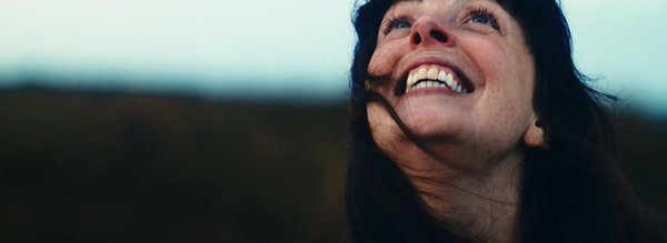 femme au grand sourire ar spilhenn