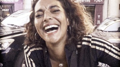 femme qui éclate de rire - Guéringrade