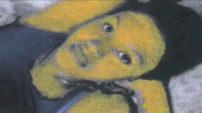 femme allongée visage jaune - Natalie D