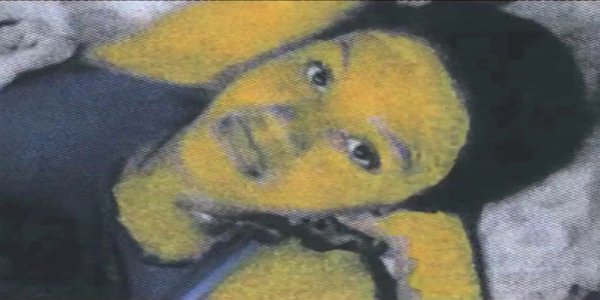 femme allongée visage jaune - Natalie D