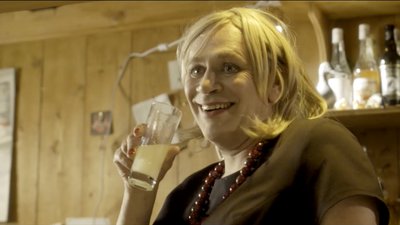 femme avec un verre de pastis - le péril jaune