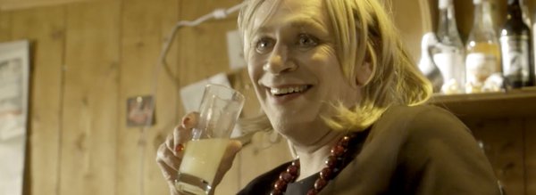 femme avec un verre de pastis - le péril jaune