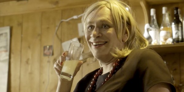 femme avec un verre de pastis - le péril jaune