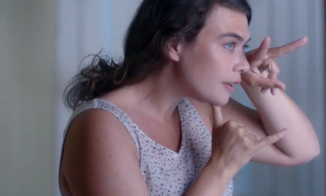 femme qui chante et signe harmonies