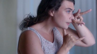 femme qui chante et signe harmonies